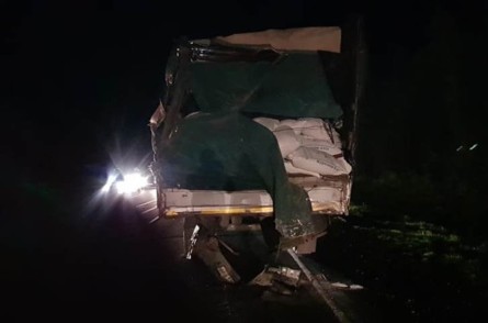 Отмечается, что ДТП произошло на 423-м км автодороги М-2 Крым. Автобус Yutong врезался в грузовик КамАЗ и слетел в кювет.