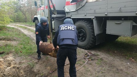 Як повідомляється, бомба була виявлена ​​напередодні поблизу села Люхча Сарненського району. Під час обстеження прилеглої території додаткових боєприпасів рятувальники не виявили.