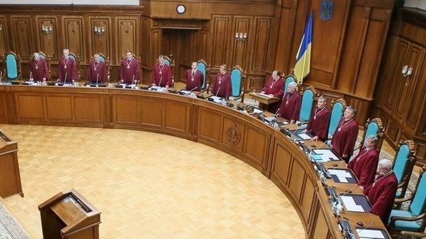 Если глава Конституционного суда Украины будет отстранен от исполнения обязанностей до инаугурации Владимира Зеленского, законом предусмотрено, кто его заменит во время церемонии.