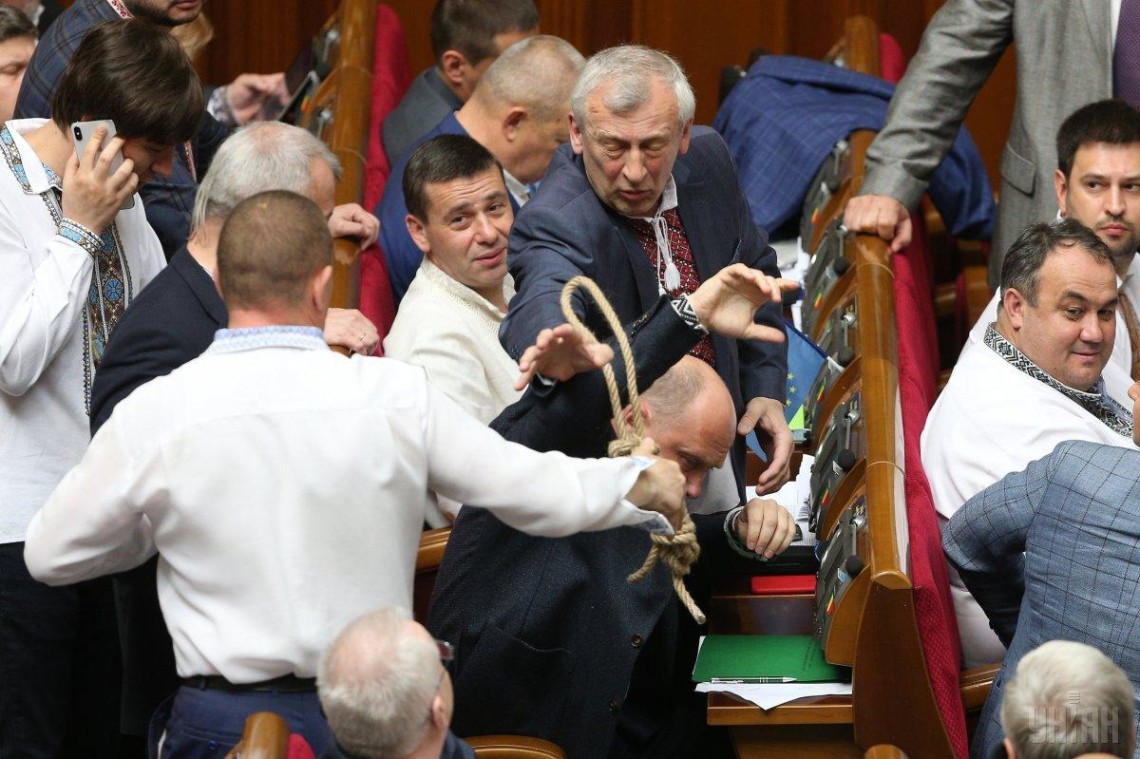 Народний депутат Михайло Бондар кинув зашморг своєму колезі Сергію Капліну в сесійній залі Верховної ради.