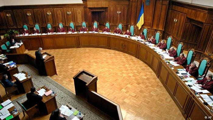 Звільнений з посади судді колишній глава Конституційного суду Станіслав Шевчук оскаржив своє звільнення в Окружному адміністративному суді Києва.