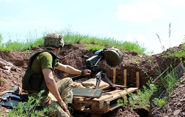 Сепаратисты за последние сутки пять раз обстреляли позиции ВСУ. В результате трое бойцов получили ранения.