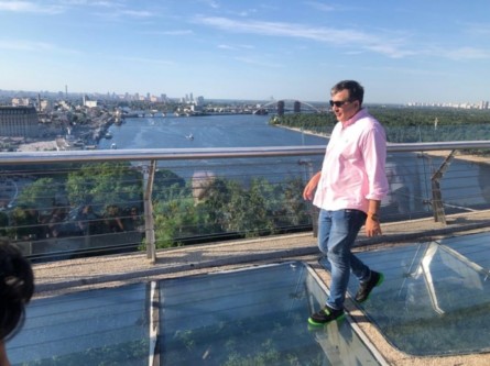 Саакашвили в субботу вместе с мэром Киева Виталием Кличко осмотрел новый пешеходный мост между Владимирской горкой и парком «Крещатый».