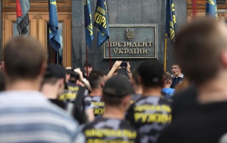 Під Адміністрацією президента у вівторок, 4 червня, представники Нацкорпуса і ветеранських організацій проводять акцію з вимогою надати українське громадянство іноземним добровольцям.
