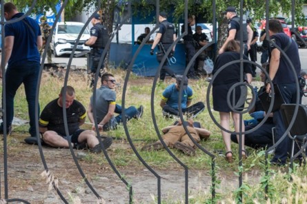 У Дніпрі на вулиці Береговій стався конфлікт між групою чоловіків, який завершився стріляниною. Силовики, котрі прибули на місце події, затримали близько 30 осіб.