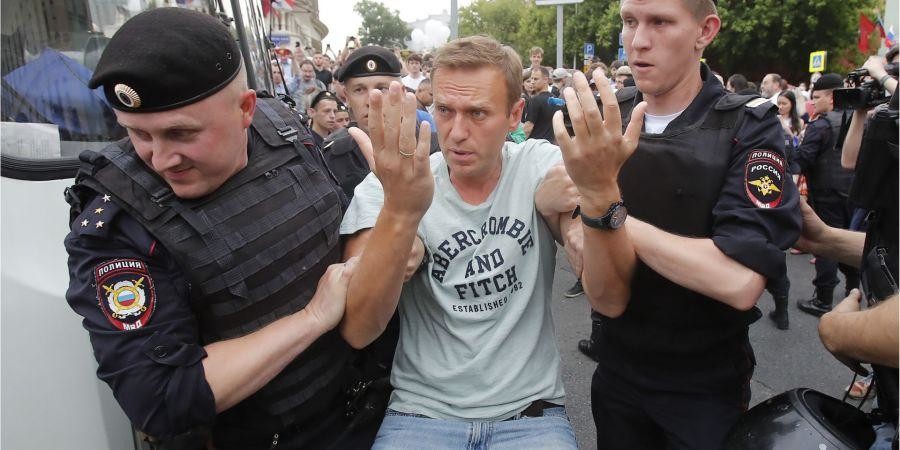 Российский оппозиционер Алексей Навальный задержан во время шествия в поддержку журналиста Ивана Голунова в Москве.