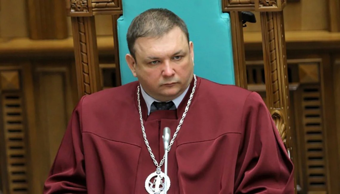 Розслідування розпочато за заявою депутата Верховної Ради про можливе незаконне призначення Шевчуком позаштатних радників, що призвело до зайвих бюджетних витрат.