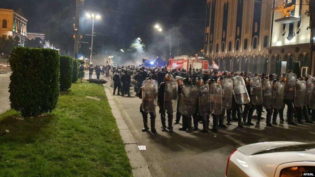 На рассвете, после нескольких часов схваток, применение слезоточивого газа, резиновых пуль и задержания полиция завершила операцию по разгону акции протеста в Тбилиси.