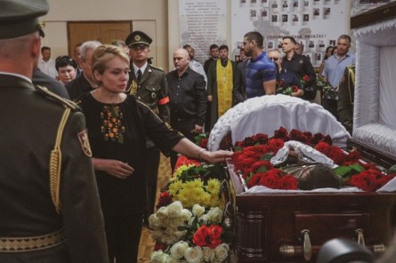 Попрощаться с Тымчуком пришли его близкие и коллеги, а также неравнодушные граждане. На церемонии присутствовали военнослужащие и военный оркестр.