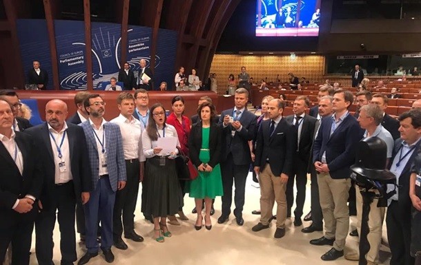Представители семи государств-членов Совета Европы покидают сессию ПАСЕ, протестуя против безусловного возвращения РФ в Ассамблею.