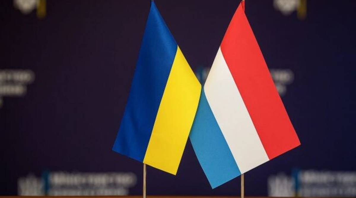 Поставки зброї до України
