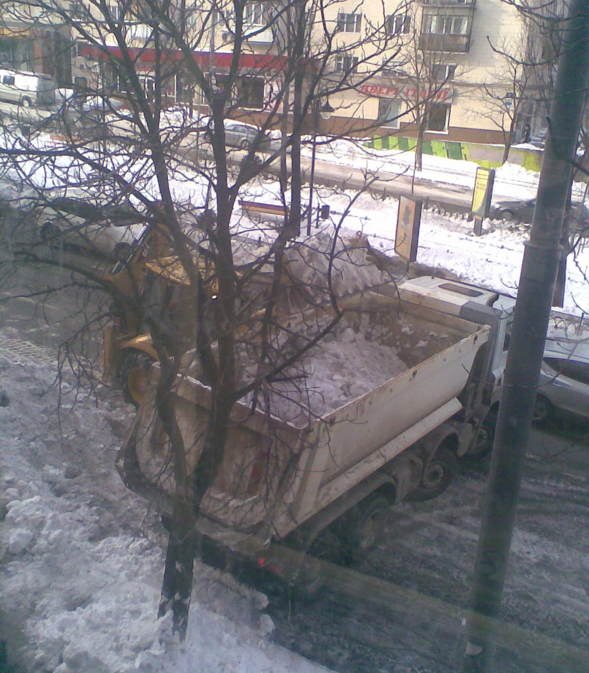 27 березня 2013, 8:30; прибирання снігу на бул. Лесі Українки